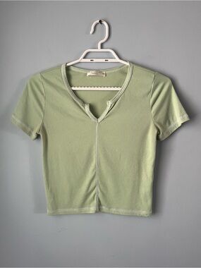 ✨ 3/$30 Rose + Vine Pale Mint Green Ribbed V Notch Cropped Short Sleeve Tee XS-S